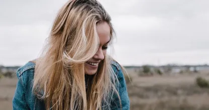 ¿Tienes el cabello grasoso? Es probable que te olvides de hacer esto