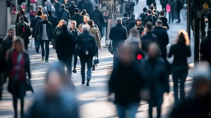 Θα βοηθήσει κανείς Τραυματισμένος άνδρας καταρρέει σε πολυσύχναστο δρόμο