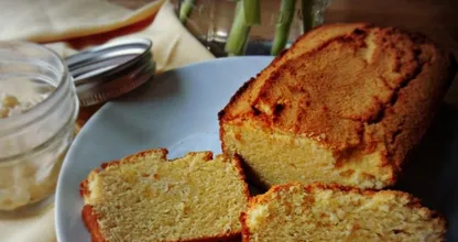 Magst du Kokos auch so gerne? Dann solltest du dieses kohlenhydratarme Kokosbrot einmal probieren!