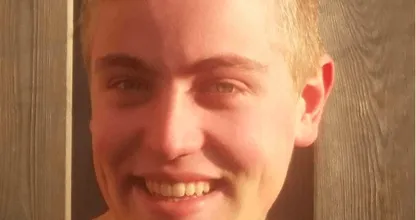 Deze student werd weggepest door zijn huisgenoten en de reden is schandalig. Wij hebben er geen woorden voor.