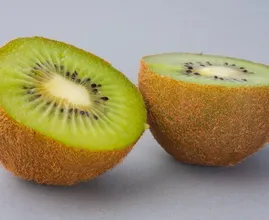 Ecco perché è meglio mangiare un kiwi con la buccia
