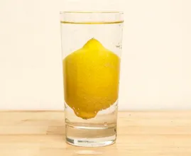 Sie legte einen Zitronenkern in ein Glas Wasser und du glaubst nicht, was passierte!