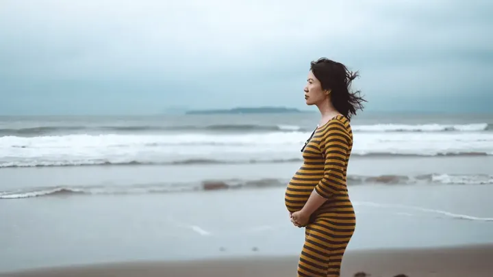 妊娠中の妻を撮影していた男性が、背景で驚くべきものを発見します