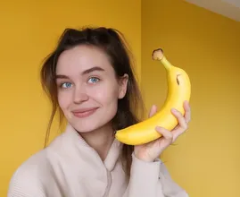 Deze vrouw wrijft elke dag een bananenschil over haar gezicht en dit is de reden!