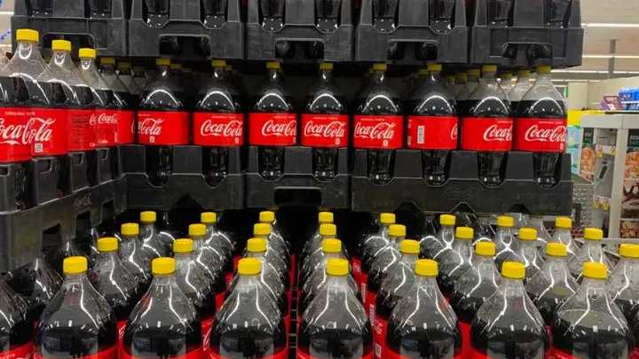 Por qué las botellas de Coca-Cola tienen ahora tapones amarillos