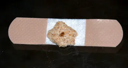 Ze doet een stukje brood op de pleister van haar kind voor een trucje dat wij nog niet kenden!