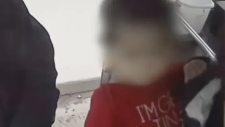 Αγόρι μπαίνει ξυπόλητο στο λεωφορείο, ο οδηγός καλεί αμέσως την αστυνομία
