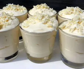Este increíblemente delicioso mousse de chocolate blanco es súper fácil de preparar.