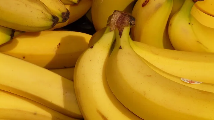 This simple trick will stop bananas going brown. This is so useful!