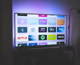Aha: dit is waarom tv-kijken in het donker slecht zou zijn voor je ogen
