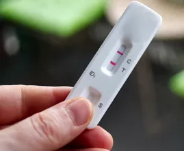 Zelftest door je keel schijnt beter te werken bij omikron