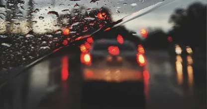 Con questi 6 consigli ti sbarazzerai velocemente dei finestrini dell'auto appannati