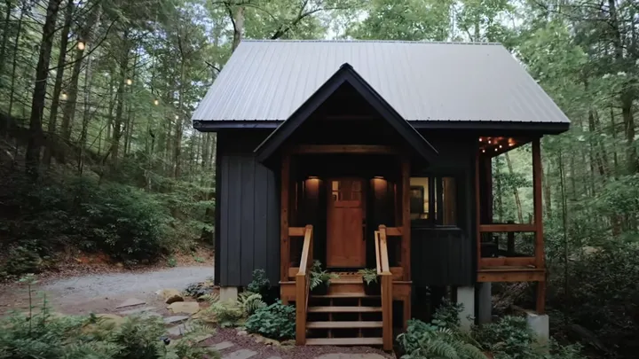 This 87-year-old lady is living in a house of only 290 sq. ft., but when you see the inside you’ll want to live there! 