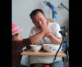 Ontroerende video: zesjarig meisje zorgt voor haar verlamde vader nadat moeder hen verlaat