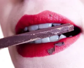 Keelpijn? Vergeet die hoestdrank en eet een stuk chocolade!