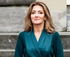Minister Yesilgöz knipt haarlok af om Iraanse vrouwen te steunen