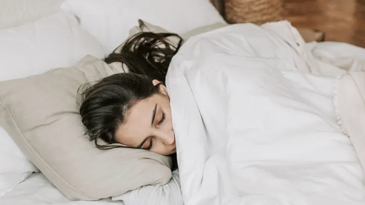 Kun je slaapgebrek in het weekend goedmaken? Dit zeggen onderzoekers