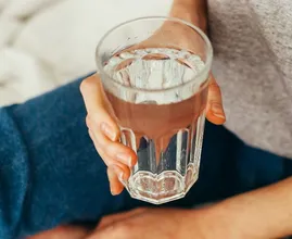 Handig: dit trucje met je vinger vertelt of je meer moet drinken