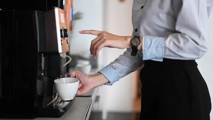 Drink je elke dag koffie uit de automaat op je werk? Onderzoekers wijzen op een mogelijk risico