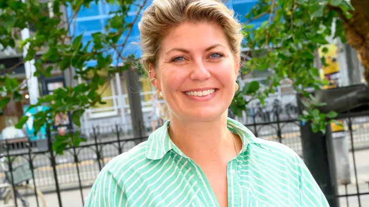 Pauline Wingelaar bezoekt waarzegster in Chateau Meiland VIPS