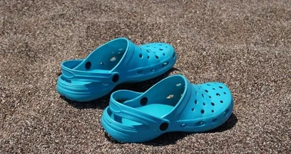 Dit gebeurt er met je voeten als je de hele dag op Crocs loopt