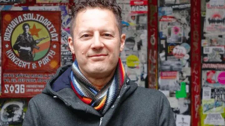 Deze man is op zoek naar zijn biologische vader, kun jij hem helpen? Bekijk de foto's en DEEL svp!