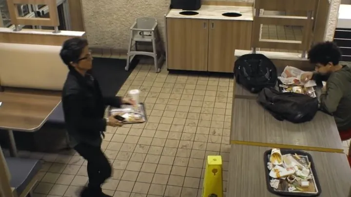 Adolescentes praticam bullying contra garoto no Burger King e não percebem o homem no banco