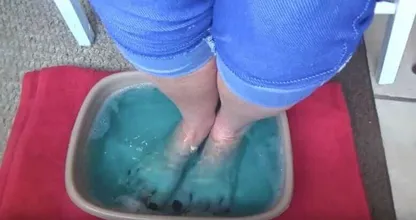 Uau, ela coloca os pés em um banho de Listerine e os efeitos são incríveis! Você deveria ver isso!