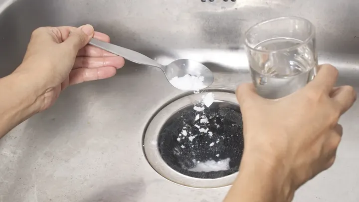 Baking soda en azijn in de afvoer? Dit is waarom loodgieters het afraden