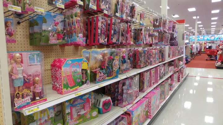 WAARSCHUWING: heb jij deze pop aan je kind gegeven? Breng hem dan onmiddellijk terug naar de winkel!