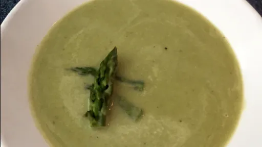 Herrlich: cremige Spagelsuppe mit Zitrone und Parmesan