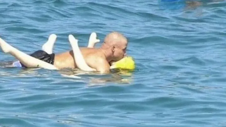 Alcune delle immagini più divertenti della spiaggia: Alcuni stanno andando troppo lontano!