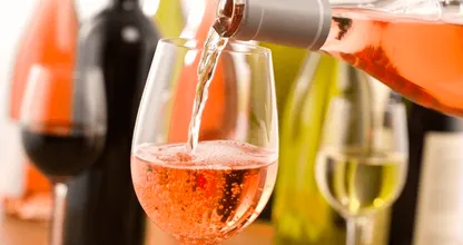 Bij déze Nederlandse supermarkt koop je spotgoedkoop een van de BESTE rosé’s van de wereld!