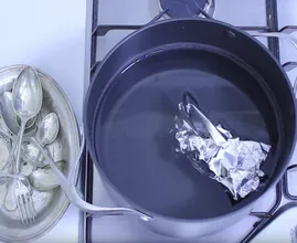 Lege ein Aluminiumball in kochendes Wasser und dein Silberbesteck glänzt wie nie zuvor
