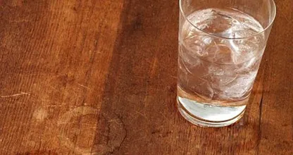 Untersetzer vergessen? So entfernst du die Wasserkringel von deinem Holztisch!
