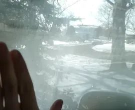 SO sorgst du dafür, dass deine Fenster bei diesem kalten Wetter nicht mehr von innen beschlagen! Super praktisch!