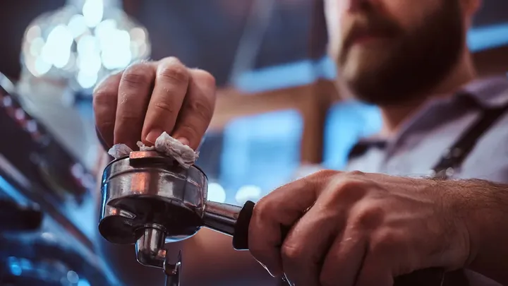 Smaakt je koffie ineens minder lekker? Controleer dit verborgen onderdeel van je koffiemachine