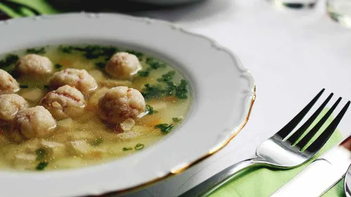 Kämpfst du gegen eine Erkältung an? Diese Hühnersuppe sorgt für eine schnelle Genesung!