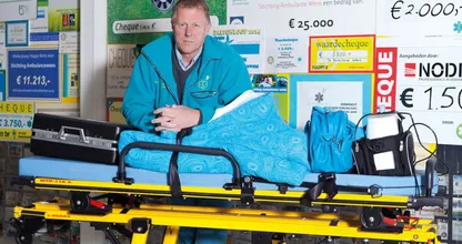 Deze man is niet zomaar een ambulance-chauffeur; kijk wat hij voor terminale patiënten doet! Wij hebben respect voor deze hulpverlener!