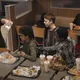 Adolescentes intimidando menino no Burger King, não percebem o homem no banco