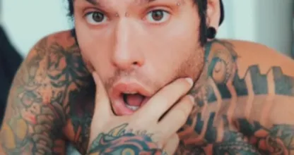 Ecco come sarebbe Fedez senza i suoi tatuaggi