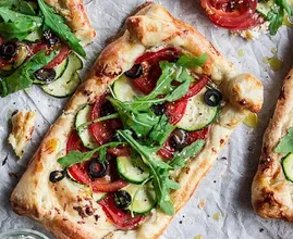 Wie wäre es mit einer Blätterteig-Pizza? Lecker!