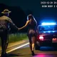 Rivelato un filmato scioccante: Donna registra segretamente la richiesta della polizia di aprire il bagagliaio!