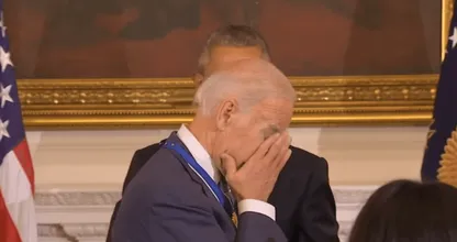 Obama onderscheidt vice-president en vriend Joe Biden en de reactie van Joe is prachtig.. Wij zijn ontroerd!