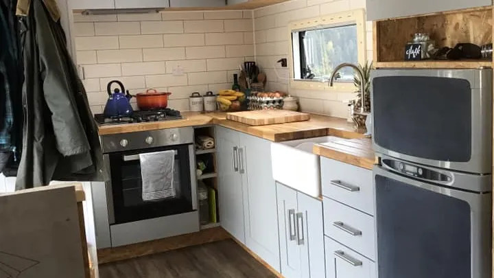 Pärchen kauft einen alten Laster und verwandelt ihn in eine schöne Wohnung.
